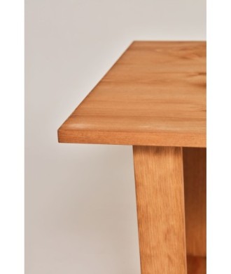 Mesa de centro con patas de madera en v