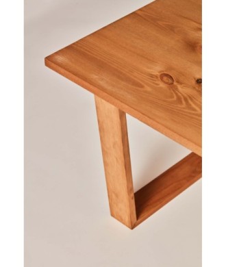 Mesa de centro con patas de madera en v