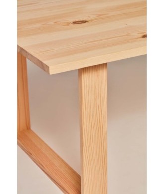 Mesa de centro con patas de madera