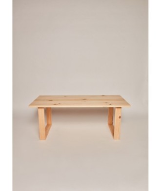 Mesa de centro con patas de madera